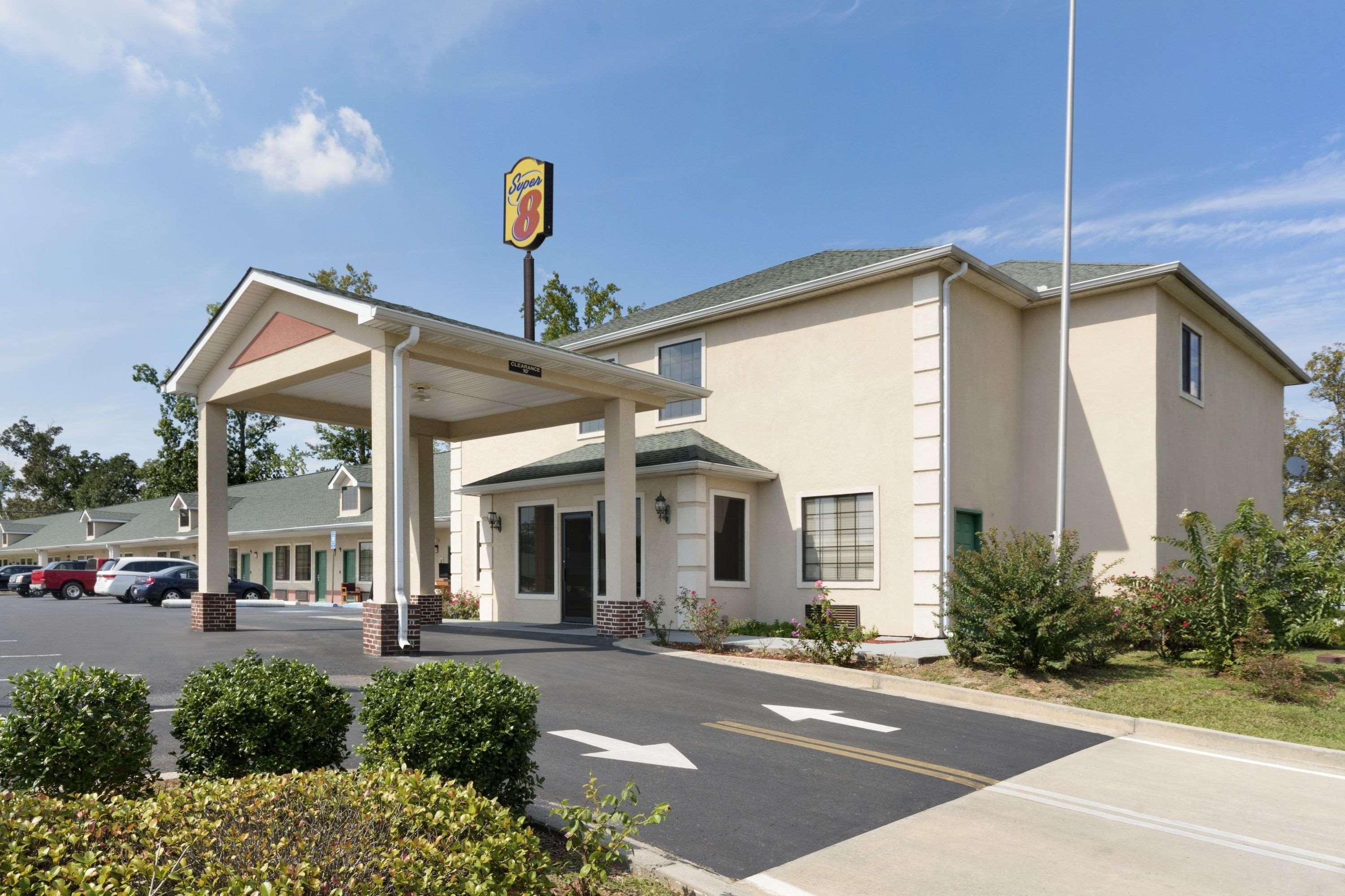 Super 8 By Wyndham Chatsworth/Dalton Екстериор снимка